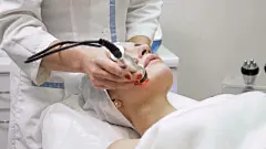 射频提升面部皮肤过程中的女性