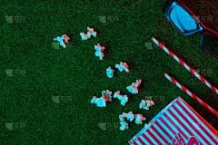 包装爆米花吸管汽水在绿色草坪上与3D眼镜看电影。创造性的光红蓝。观看关于大自然的电影。在公园里。休闲
