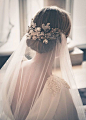 10个新娘低发髻造型散发优雅气质！来自：婚礼时光——关注婚礼的一切，分享最美好的时光。#新娘发型# #新娘头纱#