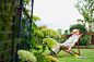 人,饮食,帽子,自然,户外_565880537_Caucasian man napping in lawn chair in backyard_创意图片_Getty Images China