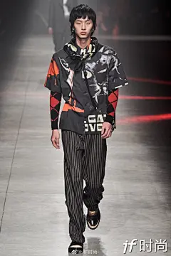 #if在时装周#MSGM 2020秋冬男装系列 印有 Argento 恐怖电影海报和肉食性植物印花的服饰，暗黑却又不失趣味性。 O绿洲 ​​​​