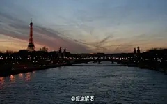 【游巴黎必做的九件事】1、巴黎铁塔下安静休息；2、漫步香榭丽舍大道；3、寻找爱墙；4、找一个地势高的地方俯瞰巴黎；5、在左岸喝一杯露天咖啡；6、在街头的甜品店邂逅惊喜；7、在博物馆耗掉一个白天；8、找一家有情调的餐厅品尝法式料理；9、在塞纳河边享受阳光。