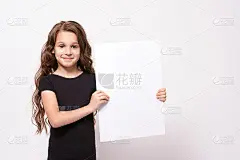 白名单。小女孩。光背景