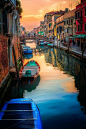 意大利威尼斯Venice, Italy

威尼斯並非单一座岛屿，而是由一百六十条运河分割成一百一十八座小岛的群岛，跨越运河的桥超过四百座。威尼斯的动脉“大运河”（Grand Canal）两岸，尽是水都最美丽的建筑物。富有的威尼斯商人，在大运河岸边兴建了大约一百座文艺复兴或巴洛克风格的宫殿，美不胜收。