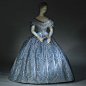 #欧洲历史服饰# 1860年晚礼服，天蓝色丝绸上银色刺绣如同海洋上泛起的波浪 ​​​​