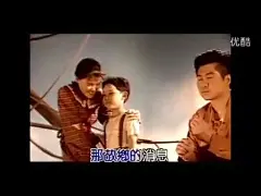 苦涩的沙吹痛脸庞的感觉
像父亲的责骂母亲的哭泣
永远难忘记
年少的我喜欢一个人在海边
卷起裤管光着脚丫踩在沙滩上
总是幻想海洋的尽头有另一个世界
总是以为勇敢的水手是真正的男儿
总是一副弱不禁风孬种的样子
在受人欺负的时候总是听见水手说
他说风雨中这点痛算什么
擦干泪不要怕至少我们还有梦
【水手】