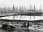 December 22，2012

远处的油井架林为这场谈话增加了一个幽灵般的背景。摄于1941年。

摄影：B. Anthony Stewart