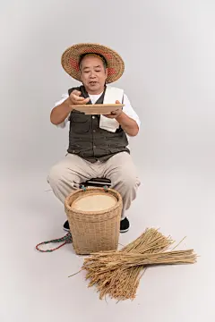 稻米稻香手捧大米农民人物摄影图片