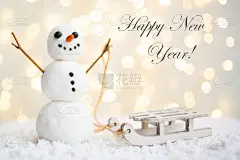 圣诞快乐，新年贺卡与副本空间。快乐的雪人站在冬日圣诞的风景里。雪的背景