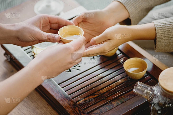 在茶道上，男性用手将盛有茶的小瓷杯递给女性素材-花瓣网