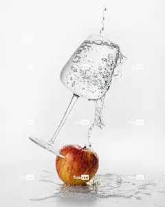 一个苹果被扔进一杯水中