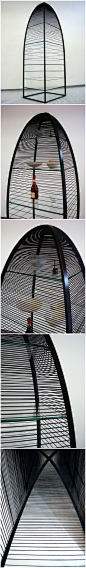在Kortrijk 2012 室内设计双年展上首次亮相的“梯度柜子”既是一件实用的家具，更是一件艺术品。这个柜子外形像是一个迷你版尖顶摩天大楼，一柱擎天，两根金属棒十字交叉，在顶部汇聚成一个穹顶，构成柜子的框架，上面缠绕着一种特殊的绳子（里面用天然乳胶做成，外面盖有塑料膜），绳子之间有若干块玻璃隔板，从底部望去，隔板上的东西似乎漂浮在空中。正如它的名字一样，越往上，绳子之间的间距越来越小，柜子的截面越来越小，放在柜子里面的东西越来越模糊，让人想起欧普艺术。