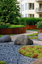 公寓蜿蜒的屋顶花园 Parc Nouvelle by Ground Inc+ Martha Schwartz Inc :   Ground Inc+ Martha Schwartz Inc ： 凭借丰富的色彩和大胆的材料，纳蒂克购物中心的住宅屋顶平台提供了丰富的视觉体验。甲板设计用于在穿过它时与眼睛接合，以及从上面的公寓观看。它位于住宅的6楼，位于商场天窗，居住舒适空间和独立公寓单元...