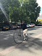 在伦敦的期间，和朋友一起参与了当地的一个体验活动叫Penny Farthing bike ride复古自行车。复古自行车的外形有着巨大的前轮和小后轮，强烈的对比显得特别可爱。之前看过复古骑行的新闻，看到骑士们身着正装优雅的在小城中骑行的情景，很想尝试这样古典绅士的活动。亲身体验后，才发现这样的复古自行车 ​​​​...展开全文c