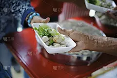 志愿者给穷人提供食物:食物分享的概念帮助解决无家可归者的饥饿问题