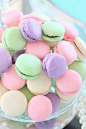 其中包括图片：Pastel Floral Wedding Dessert Table