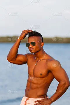 肌肉发达的年轻运动员性感的男人在海滩上裸体上身在内衣。热黑漂亮的家伙，健身模特与一个长胖的运动身体。