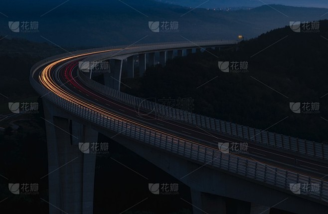 晚上高架桥