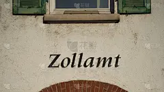 黄色门面上的黑字写着:海关(德语:Zollamt)。房子的墙又旧又脏，有窗户和圆门。前视图。德国埃斯