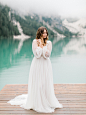 A breathtaking elopement shoot at Lake Braies in the Dolomites | Italy Elopement | Gallery | Item 52 : Inspired by the breathtaking scenery of Lake Braies nested in between the dramatic mountain peaks of the Italian Dolomites, this dreamy editorial planne