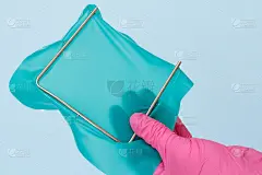 牙医的手戴着手套和围堰围巾。