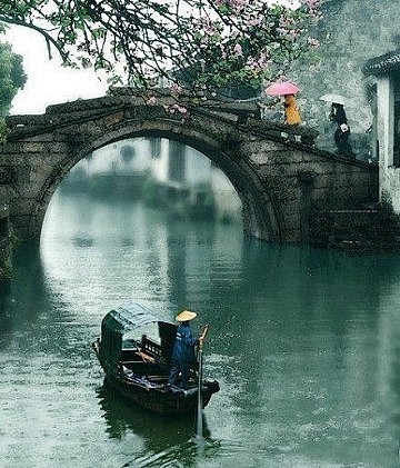 烟雨江南，撑一把油纸伞，你在桥上看风景，...