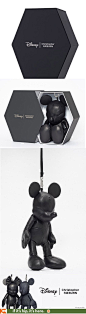 Disney Christopher Ræburn Mickey & Minnie Bags come in a specially designed, reusable hexagonal gift box that is environmentally friendly, created using flatpack and recycled elements.  The packaging has been produced by Christopher Raeburn’s close ma