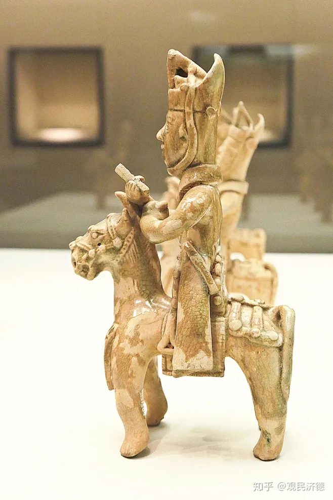 骑马陶俑,西晋,1958年湖南长沙金盆岭出土 陶俑马鞍左侧前端系有一只