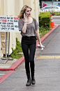 艾玛·罗伯茨（Emma Roberts）身高157cm，是好莱坞女演员、歌手和模特。她的街拍LOOK一直是外国矮小女生的穿搭模版。