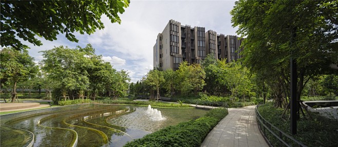 研究中心门前的叠水景观 View of ...
