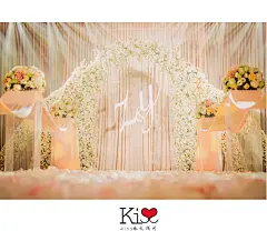 kiss婚礼 樱为爱情 By @Kiss婚礼 :  如阳光般温暖，当淡淡的香槟与晴的白融为一体，光在爱的间隙中透过。
樱花漫漫，落地花瓣，从此这场涟漪便一直相伴心间。
这世间最美好的事
就是，遇见沿途美景盛开
我喜欢的世界里有你在。