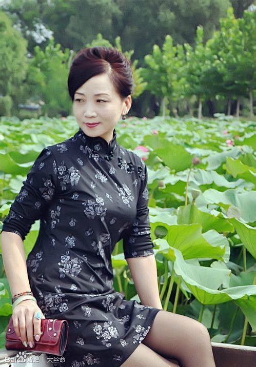 气质强大的东北美妇，这个可以封为中年靓女...