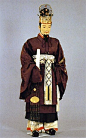 日本时代衣装演变 （四） : 奈良时代，白江口之战以后日本朝廷大力引进唐朝的制度和文化，日本对中国文化大规模的模仿。这个时期的和服基本上完全是模仿当时期中国服饰。 后来贵族阶级穿的服装样式也留存下来，还有的是大宝律令和养老律令将...
