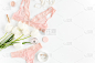 平坦lay set性感，蕾丝，粉色内衣，配件在白色的背景。俯视图