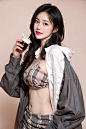  azhiichigo style,big eyes, thick lines, cute,(seductive smile;1.2),1 girl, argyle, bangs, blonde hair, blue eyes, blunt bangs, border, bubble tea, checkered,Navel, waist chain,checkered background, checkered kimono, checkered legwear, checkered scarf, ch