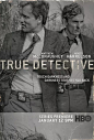 《真探》第一季的海报也值得一提，画面中马蒂和拉斯特两位警员望向不同的方向，似乎是在现场调查案件，这一方面交代了主角，也交代了主要剧情。