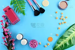 美丽的背景与面部化妆品，树叶和樱花在柔和的蓝色桌面背景。现代春季护肤布局，俯视图，平铺