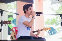 #泰国演员August# love your song cr.官方fb八月演唱歌曲《一切为你》中间是歌词，好甜啊b站L【泰国演员八月】生日会深情演唱 everythingเ...  Room 39的单曲《เป็นทุกอย่าง (一切为你)》: O网页链接  ​​​​