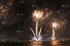 在迪拜庆祝新年的节日上，五颜六色的烟花在夜空中绽放