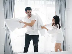 幸福的亚洲情侣在爱情中战斗，动作模糊。