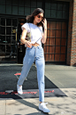 补一组肯豆的高清街拍图。
当地时间5月3日，肯豆 Kendall Jenner 在纽约出街离开下榻酒店，前往片场拍摄Adidas广告片。走路生风的豆总+少女！#欧美明星每日街拍# ​​​​