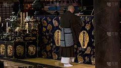 日本牧师将经文献给圣坛