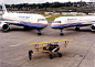 波音757和767是同时推出的两种客机，一种是窄体客机一种是宽体，和737、747一道组成了波音完整的产品体系。图中前景中是一架波音P-12双翼战斗机
