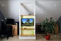 舒适的阁楼房间，电视和工作区域