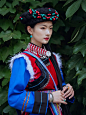 39普米族｜♀女孩穿裙子礼，♂男孩穿裤子礼
普米族简介：
普米族有“培米”“拍米”“批米”等多种自称。“培”“拍”“批”为“白”的意思，“米”为“人”的意思，普米的意思是“白人”。
——
普米族服饰：
本期服饰来自云南怒江傈僳族自治州 兰坪白族普米族自治县。先穿上衣，然后穿百褶裙，系上围裙，再裹上氆氇腰带，披上羊皮，戴上项链、头饰、首饰，一套普米族传统服饰就穿戴好了。梳长辫时把黑粗的发辫盘于头顶，并戴用牦牛尾巴毛做成的假发，用珊瑚等珠石装饰假发，留出六七根小辫子。
——
普米族习俗：成丁礼
普米族无论男孩