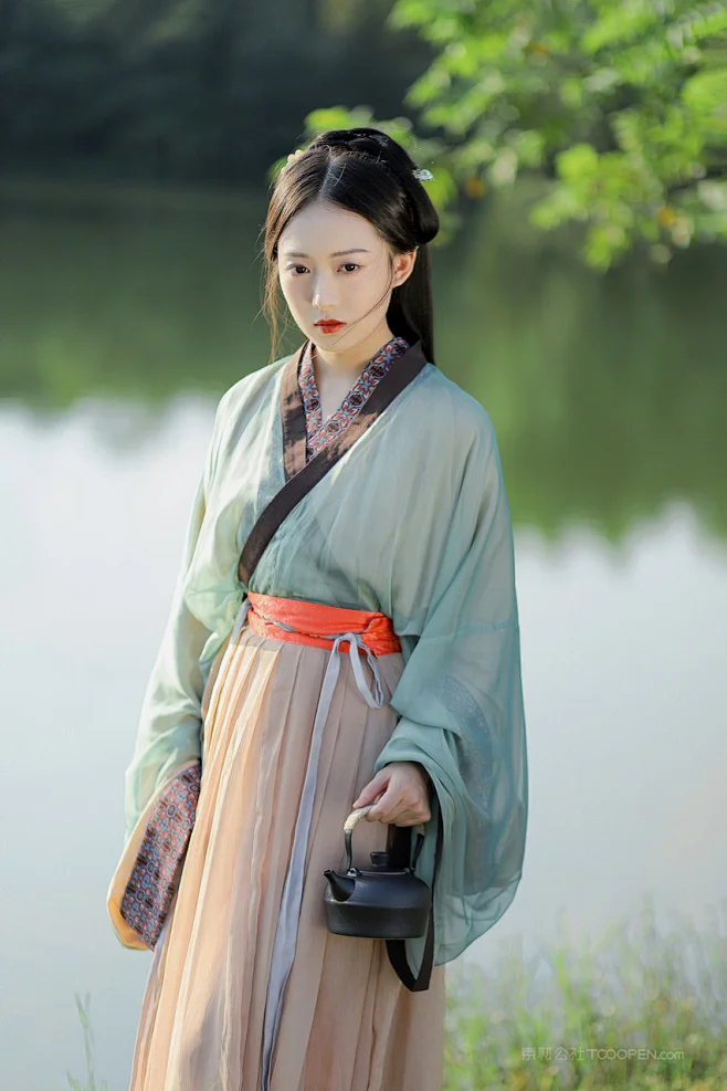 湖边提着茶壶的唯美小清新古装汉服美女写真图片图片_古装图片素材-花瓣网