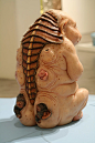 艺术家 Patricia Piccinini 利用人的头发、硅胶和其他混合媒介创造逼真诡异的幻想哺乳动物雕塑作品。很长一段时间内，他的作品都是朋友圈谣言的重要素材。（patriciapiccinini.net）