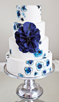 蓝色花朵装饰的婚礼蛋糕-婚礼蛋糕-汇聚婚礼相关的一切