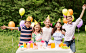 摄图网_300129709_假期,童庆祝快乐的孩子拥抱生日聚会夏季花园快乐的孩子夏季花园的生日聚会上（非企业商用）