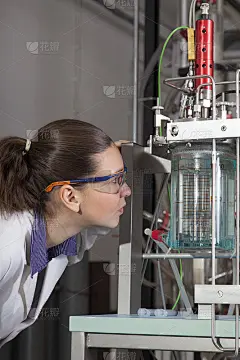 可爱的化学家在实验室工作